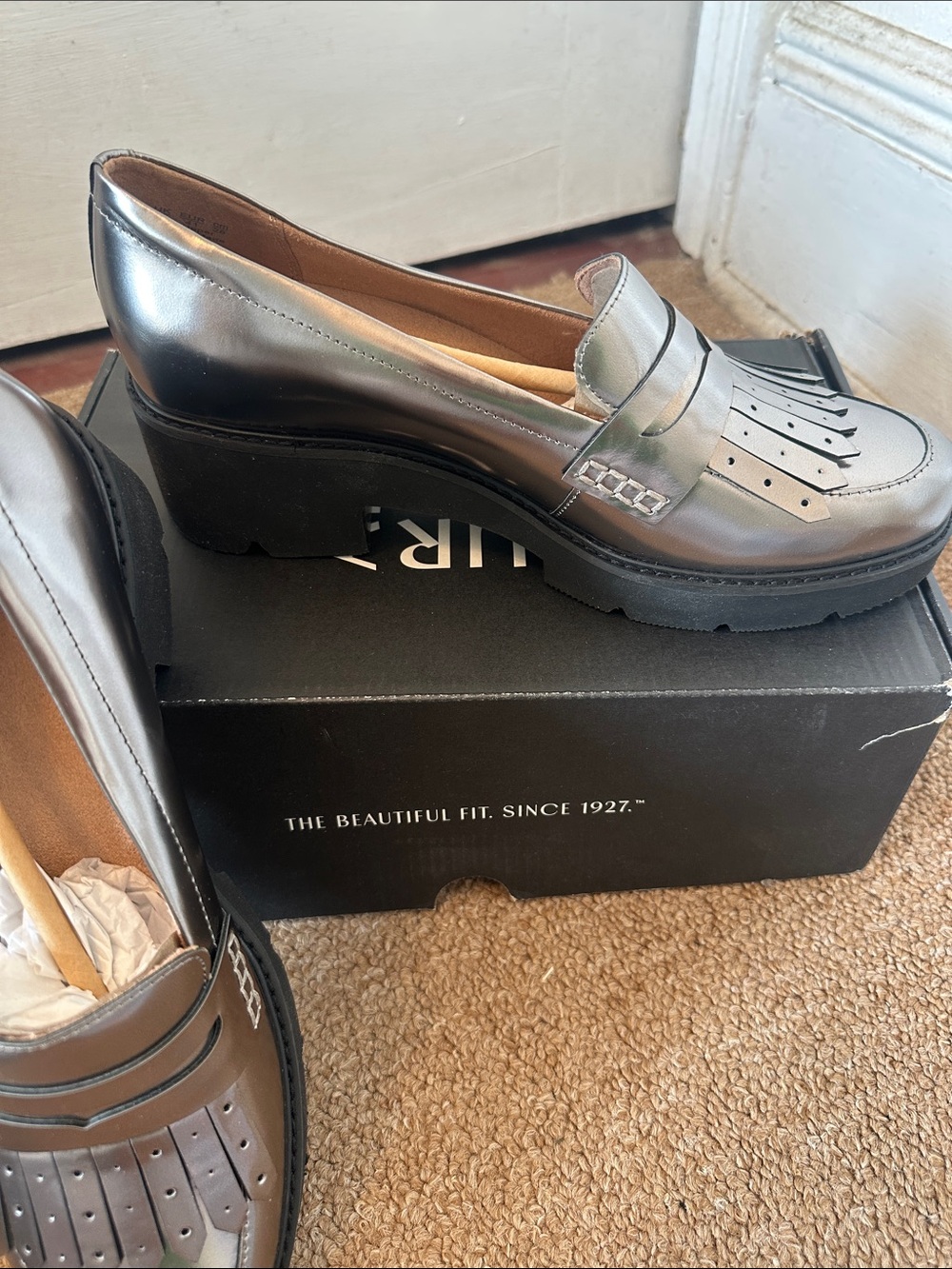 Naturalizer women’s Metallic Silver Kiltie Loafers - Picture 2 of 7